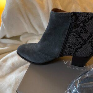 Vionic women's booties size 9 gray and snakeskin design